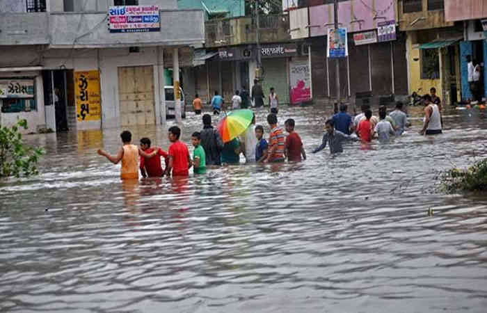 ખેડા જિલ્લામાં મોડી સાંજે વરસાદી ઝાપટાં નિચાણવાળા વિસ્તારોમાં પાણી ભરાયાં