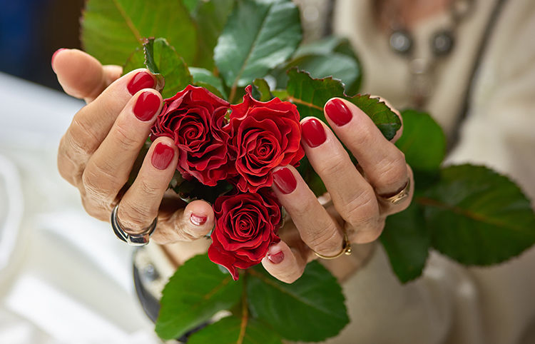Valentine Week 2025: રોઝ ડે પર ગુલાબ જ નહીં પરંતુ પોતાના પાર્ટનરને સરપ્રાઇઝ આપીને કરો ઇમ્પ્રેસ