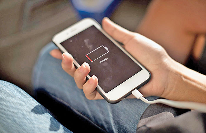 How does a mobile phone battery provide power?