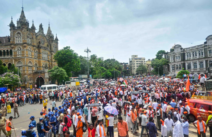 Mumbai police orders Manoj Jarange to vacate Azad maidan, case filed against protesters