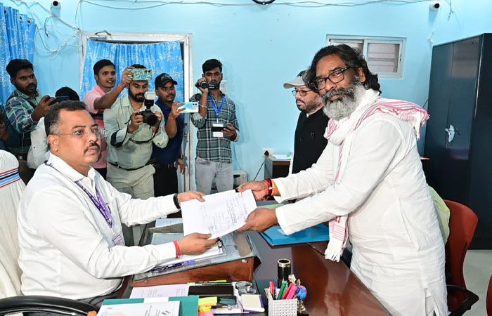 દિગ્ગજ મુખ્યમંત્રીની વય અંગે છંછેડાયો વિવાદ, પાંચ વર્ષમાં ઉંમર સાત વર્ષ વધી જતા હોબાળો!