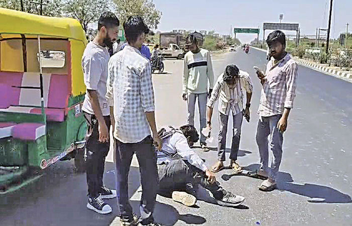 ધ્રાંગધ્રામાં મધમાખીના ઝુંડનો બાઈક સવાર યુવક પર હુમલો