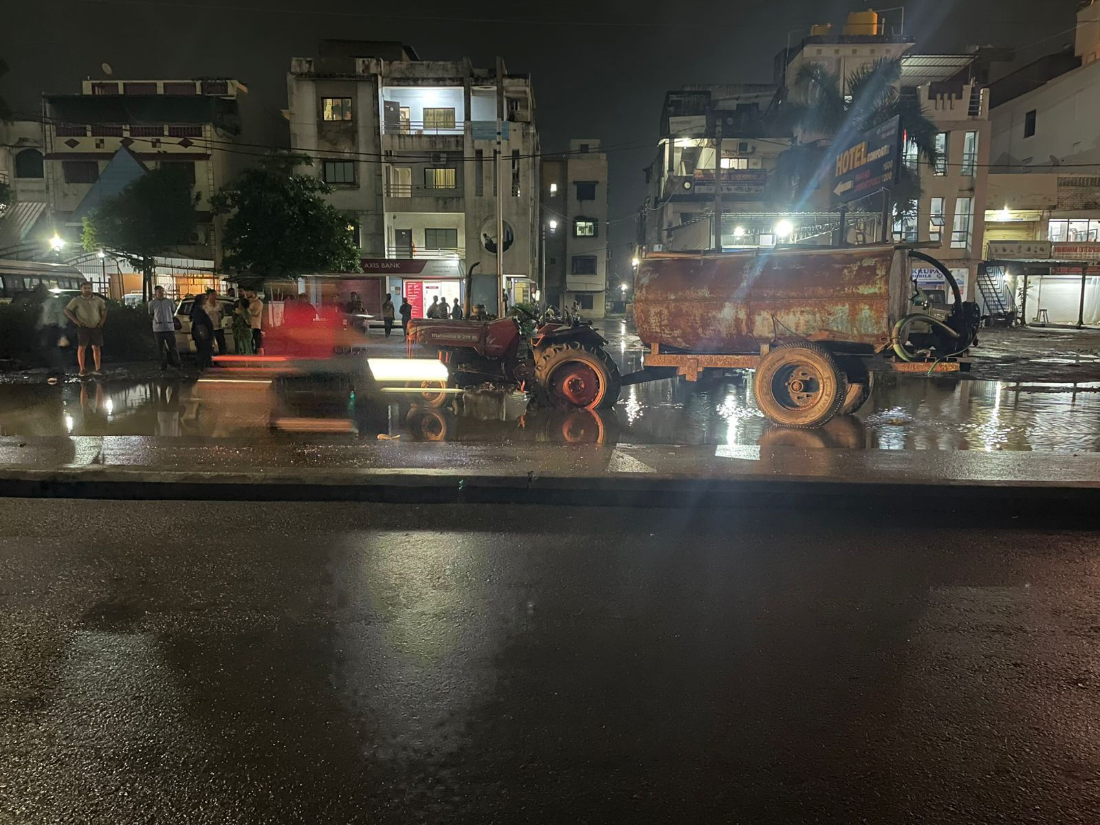 ઇચ્છાપોર રોડ પર રોંગ સાઇડ દોડતા પાણીના ટ્રેકટરે કારને અડફટે લેતા માતા-પુત્રનું મોત