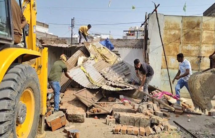 વડોદરાના ગોરવા વિસ્તારમાં કાચા-પાકા મકાનોના દબાણો દૂર કરાયા