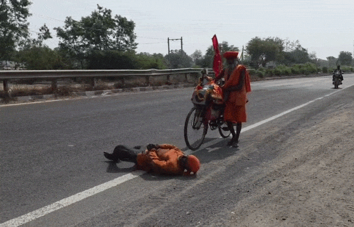 હાથ-પગમાં સાંકળ બાંધી ગબડતા વૈષ્ણોદેવી જવા નીકળેલા શ્રદ્ધાળુ ગુજરાત પહોંચ્યા, પુત્રના જીવનદાન માટે પિતાનું કઠોર તપ