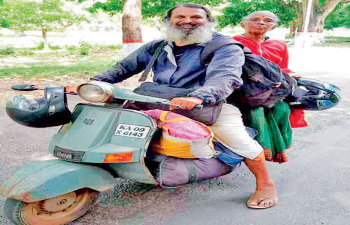 કળીયુગનો શ્રવણ માતાને કરાવે યાત્રા-ભ્રમણ