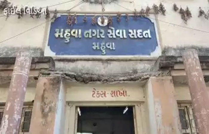 મહુવામાં ન.પા.નો અંધેર વહીવટ, ગંદકીથી ખદબદતા જાહેર રસ્તાઓ