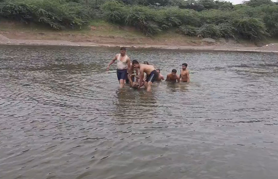 અમરેલીની શેત્રુંજી નદીમાં ડૂબી જવાથી યુવકનું મોત, 3 કલાકની જહેમત બાદ મૃતદેહ બહાર કાઢ્યો