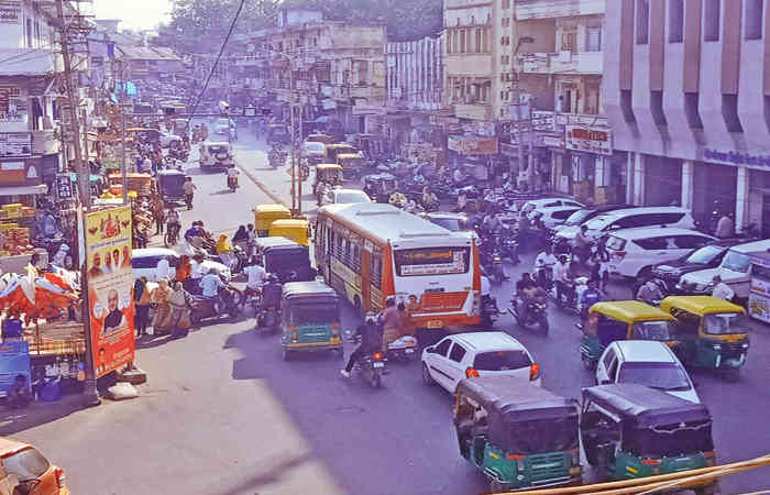 ફટાકડાના સ્ટોલ અને લારીઓને કારણે ટ્રાફીકજામના દ્રશ્યો સર્જાયા