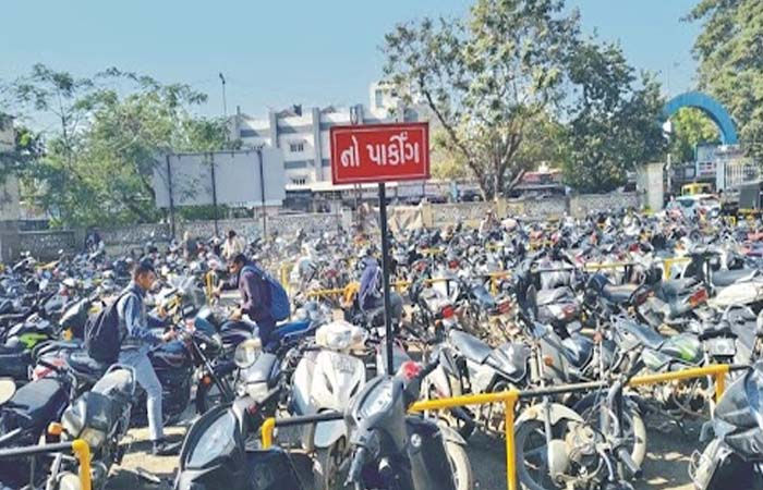 જામનગરની સરકારી જીજી હોસ્પિટલના પરિસરમાં આડેધડ વાહન પાર્કિંગથી વકરતી સમસ્યા