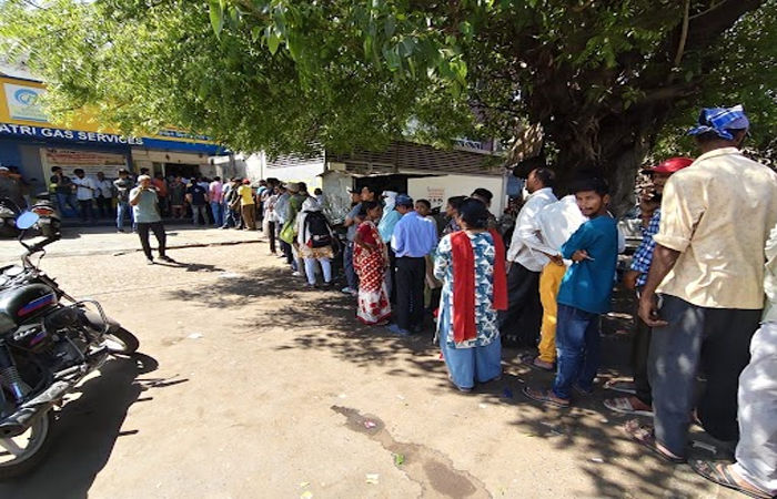 યુદ્ધની ઇફેક્ટ : ગેસ સિલિન્ડરની ડિલિવરી નીતિમાં થયેલા ફેરફારથી ગ્રાહકોની ગેસ એજન્સી ઓફિસે લાંબી કતાર : કાળા બજારીયા સક્રિય