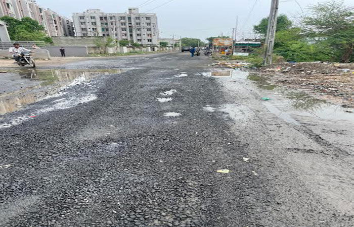 ધોળકામાં સપ્તાહ પહેલા બનાવેલો ડામર રોડ સામાન્ય વરસાદમાં ધોવાયો