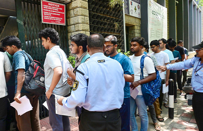 મોબાઇલ જપ્ત, ઇન્ટરનેટ પર પ્રતિબંધ: NEET પેપર લીક રોકવા પેપર સેટર્સ અને ટ્રાન્સલેટર્સ 'લોકડાઉનમાં'