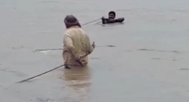 દિલધડક દ્રશ્યો: ભાવનગરના મગલાણા ગામે પાણીમાં ફસાયેલા લોકોને બચાવવા PI ખુદ દોરડું બાંધીને પાણીમાં કૂદી પડ્યા
