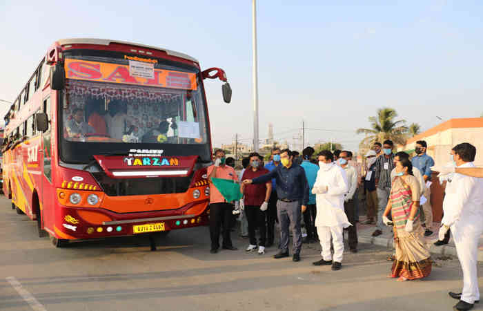 વેરાવળ બંદરે ફસાયેલા 4000 થી વધુ માછીમારો વતન આંધ્રપ્રદેશ જવા રવાના