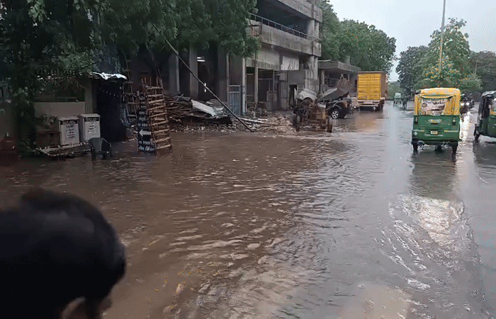 સુરત શહેરના અનેક વિસ્તારોમાં પાણી ભરાયા, રાહદારીઓ વાહનચાલકો પરેશાન