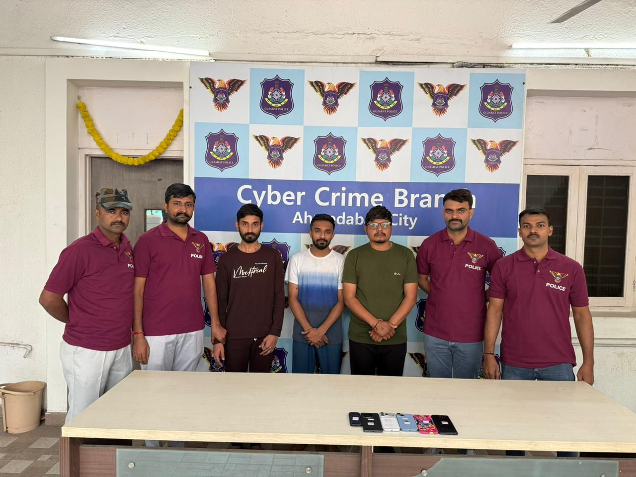 ભારતમાંથી સીમકાર્ડ ઇસ્યુ કરાવીને દુબઇ-કમ્બોડિયા મોકલતી ગેંગ ઝડપાઇ