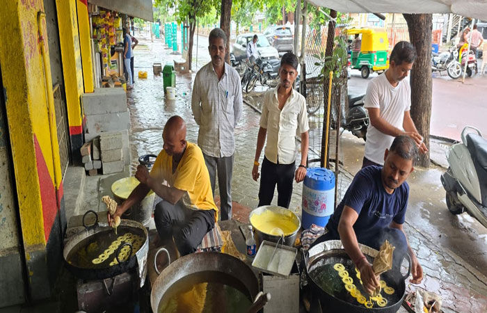 ઝાલાવાડમાં વરસાદના વિધ્ન વચ્ચે દશેરાએ કંદોઈનો ધોડો ન દોડયો - જલેબી-ચોરાફળીના ધંધામાં 50 ટકાનો ફટકો