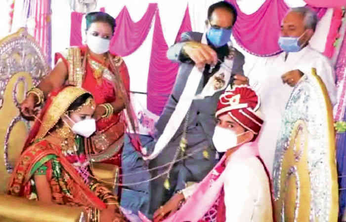 ધ્રાંગધ્રાના પરિવારે સરકારી ગાઇડલાઇન મુજબ દીકરીના લગ્ન કરીને વળાવી