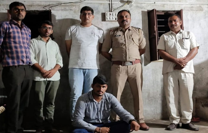થરાદ: ચેકપોસ્ટ ખાતે રૂ. 38,200ની કિંમતના અફીણના રસના જથ્થા સાથે એક વ્યક્તિ ઝડપાયો