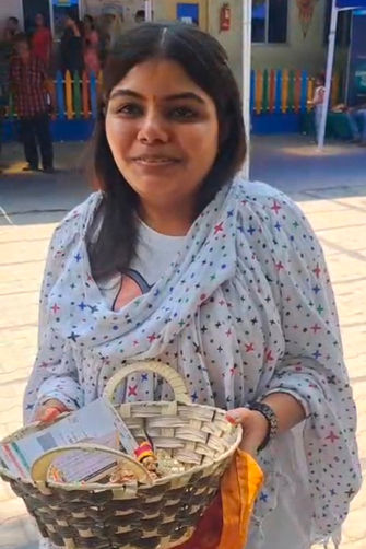 હવે ચૂંટાનારા કોર્પોરેટરોને ભગવાન સદ્બુધ્ધિ આપે, બાળ કનૈયાને સાથે લઈને મહિલાએ મતદાન કર્યું