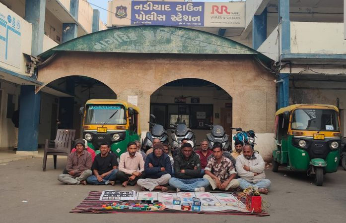 નડિયાદમાં મોડી રાતે જુગારધામ પર ત્રાટકી SMC, 19ની ધરપકડ, 5 લાખથી વધુનો મુદ્દામાલ જપ્ત