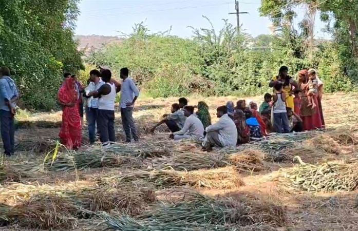 સાબરકાંઠા: ખેડબ્રહ્મામાં નદી કિનારે ખેતરમાં ઝાડ પર યુવક-યુવતીના લટકતી હાલતમાં મૃતદેહ મળ્યાં