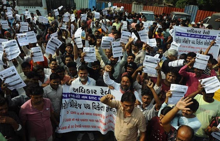 સુરત પાલિકાની દબાણ દૂર કરવાની કામગીરીનો વિરોધ, લારી-ગલ્લાવાળાએ રેલી કરી કાઢ્યો મોરચો