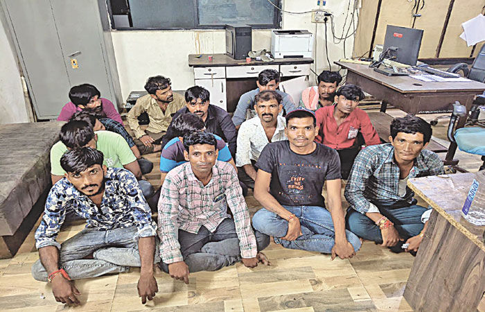 બાવળાના નાનોદરા ગામમાંથી 16 હજારની મતા સાથે 14 જુગારી પકડાયા