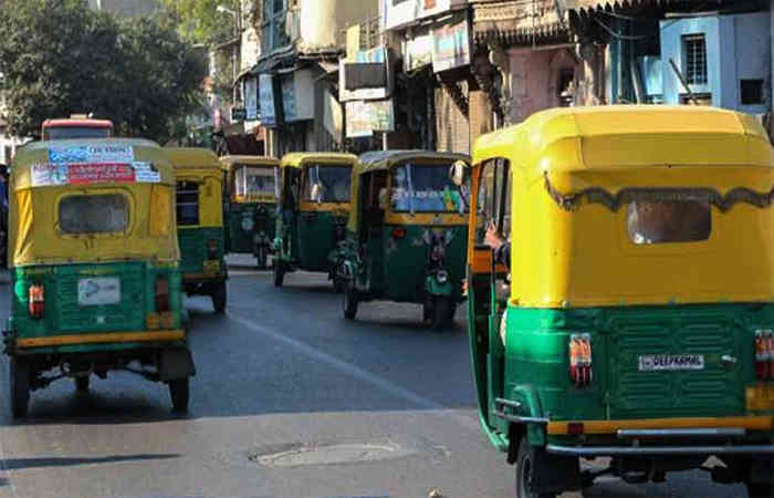 વડોદરા શહેરમાં અનેક વિસ્તારોમાં વાહનોનો ત્રાસ: પોલીસની નિષ્કાળજી, લોકો પરેશાન