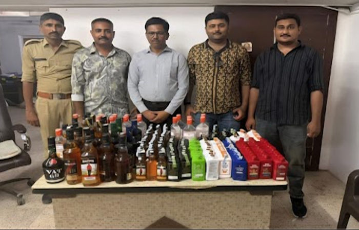 જામનગરમાં રામેશ્વર નગરમાં રહેતા નામચીન બૂટલેગરના મકાન પર પોલીસનો દરોડો : એક લાખથી વધુનો ઇંગ્લિશ દારૂ ઝડપાયો