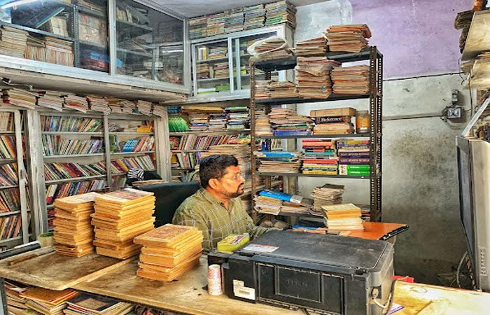 પરીક્ષામાં પુસ્તક ન મળતા ઘરને જ લાઇબ્રેરી બનાવનાર પુસ્તકપ્રેમી રવજીભાઈની બીજી પુણ્યતિથિએ મોટા દિકરાએ હરતી ફરતી લાઇબ્રેરી બનાવી