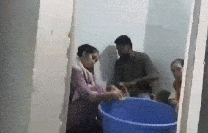 અમદાવાદ: સાબરમતીમાં દારૂનો જાણે 'ગૃહ ઉદ્યોગ', દેશી પોટલીઓ બાંધતા બુટલેગરો અને મહિલાઓનો વીડિયો વાઈરલ