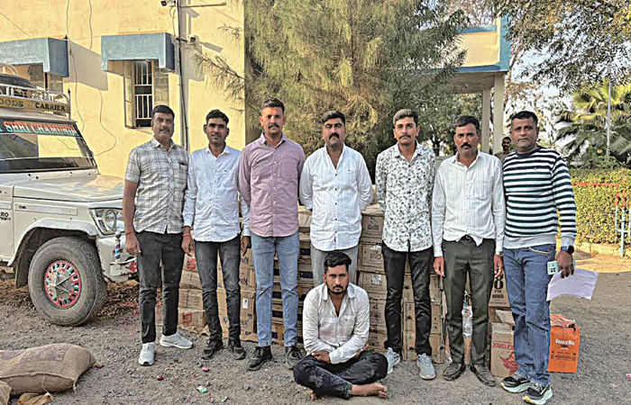 વિરમગામની હાંસલપુર ચોકડી ઉપરથી 11.88 લાખનો વિદેશી દારૂ ઝડપાયો