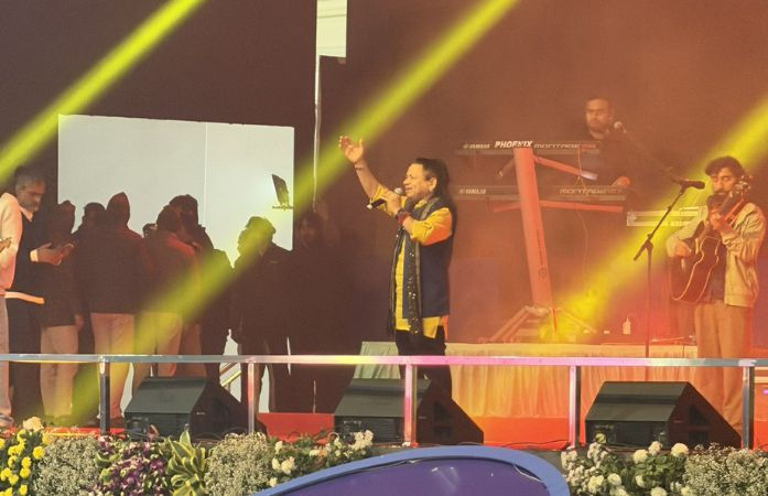 જાણીતા ગાયક કૈલાશ ખેરના LIVE શૉમાં હોબાળો, સિંગરે કહ્યું - 'પ્રાણીઓ જેવું વર્તન ના કરશો...'