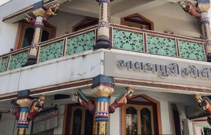 વડોદરાના અલકાપુરીમાં ગોવર્ધન હવેલીની દાન પેટીમાંથી ગુંદર લગાવેલી પટ્ટીઓ નાખી ચલણી નોટોની ઉઠાંતરી