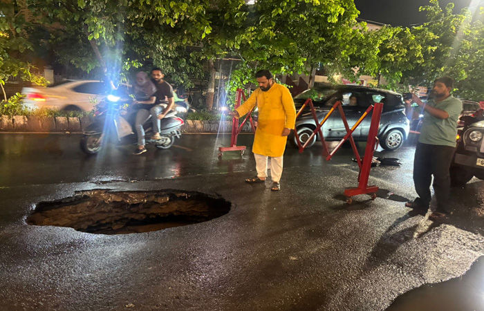 સનફાર્મા રોડ ઉપર ભુવાનું નિર્માણ થતાં વાહન ચાલકો અટવાયા