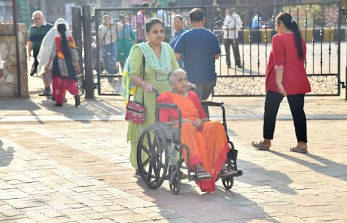 વડોદરા: વોર્ડ-16ના 78 વર્ષીય વરિષ્ઠ મતદારે મતદાન કરીને ચૂંટણી તંત્રની વ્યવસ્થાને બિરદાવી
