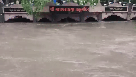 ગીર-સોમનાથમાં અનરાધારઃ સરસ્વતી નદી બે કાંઠે વહેતી થઈ, માધવરાય ભગવાનનું મંદિર જળમગ્ન