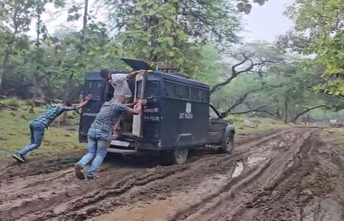 ઝાંપટાથી પરિક્રમા રૂટની હાલત બદતર, અનેક વાહનો ફસાયાં