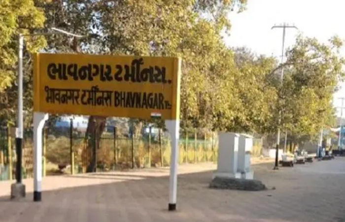 ભાવનગરથી ઉપડતી લાંબા અંતરની ટ્રેનો હાઉસફૂલ : વેઈટિંગના પાટિયા