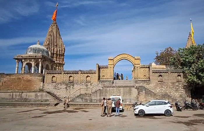 સુપેડીનાં પ્રાચીન મુરલી મનોહર મંદિરના મહંત-સેવક સામે રોષઃ ગામ સજ્જડ બંધ