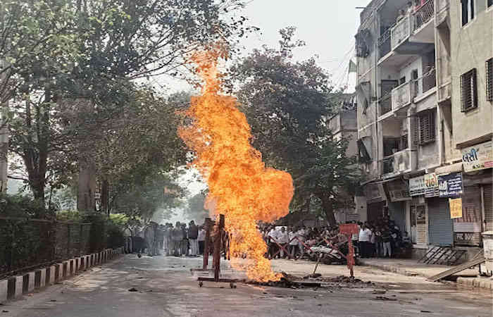 સિંગણપોર ચાર રસ્તા પાસે ખોદકામ વખતે ગેસ લાઇનમાં ભંગાણ થતા 10 ફૂટ ઉપર આગના ફુવારા ઉડયા