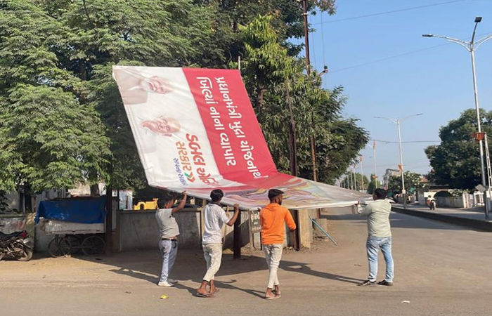 વડોદરામાં આચાર સંહિતાનો ભંગ : 100થી વધુ હોર્ડિંગ્સ, બેનરો ઉતારી લેવાયા, દિવાલ પત્રો પર કાળો કૂચડો ફેરવાયો