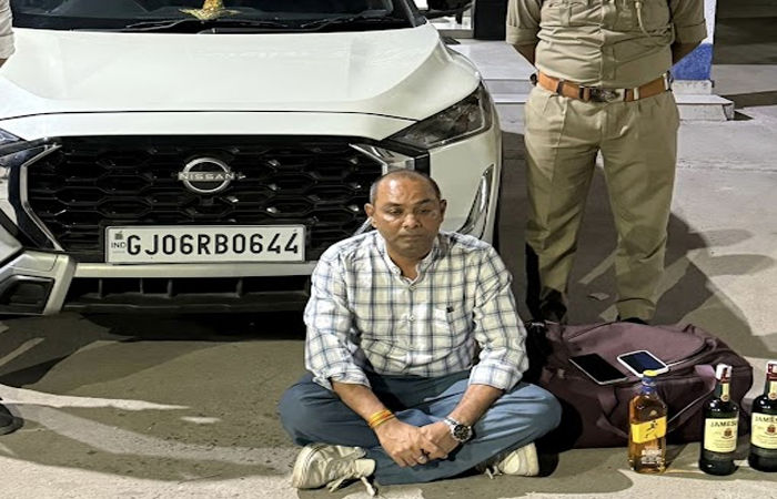 દિનેશ મીલ ત્રણ રસ્તા પાસે કારમાંથી દારૂની બોટલો સાથે ચાલક ઝડપાયો