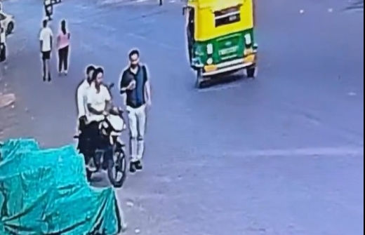 Bike-borne duo snatched mobile phone of pedestrian in Ahmedabad’s Bhuyangdev area