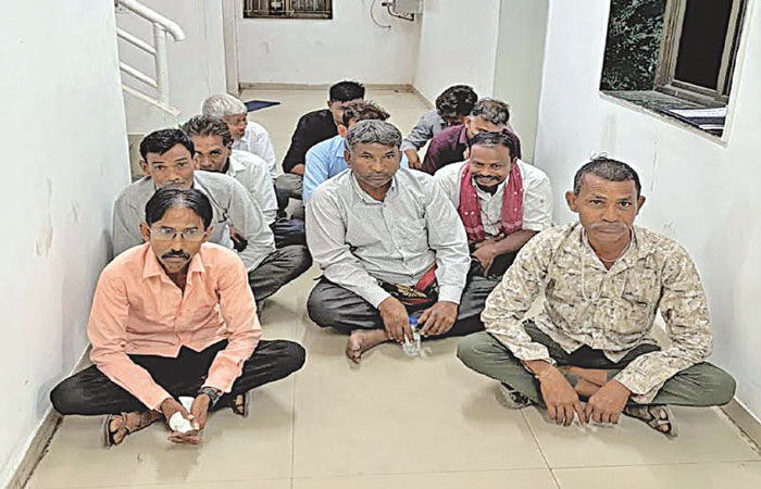 સાણંદના ખીચા ગામમાંથી જુગાર રમતા 11 શખ્સ ઝડપાયા