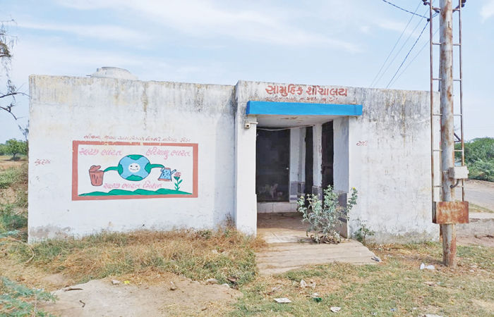 મહુધાના નિઝામપુરા ગામે સામૂહિક શૌચાલયને તાળાં