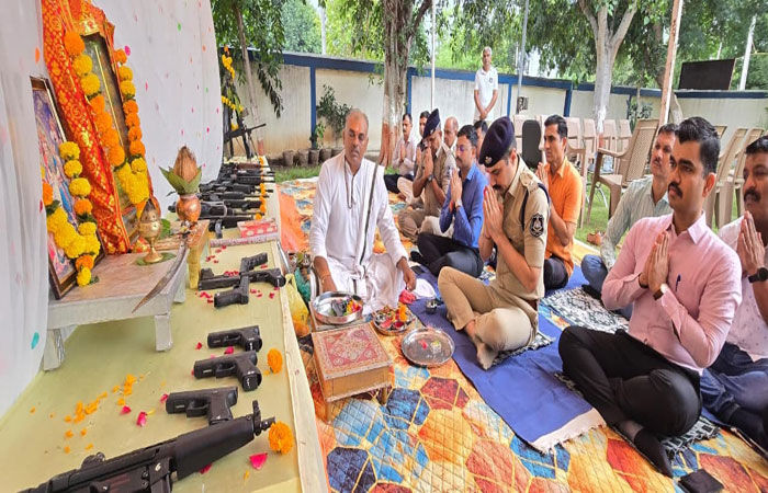 દશેરા નિમિત્તે જિલ્લા પોલીસ વડાની ઉપસ્થિતિમાં શસ્ત્રોની પૂજા કરાઈ