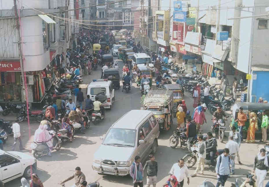 દાહોદમાં ગેસ પાઇપ લાઇનની કામગીરીથી ખોદેલા ખાડાના કારણે ટ્રાફિક જામ